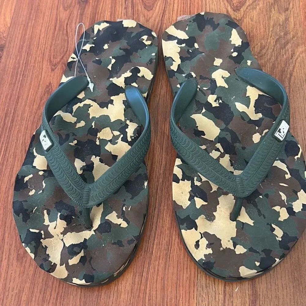 New The Hut green camo flip-flops with bumpy Sole 6